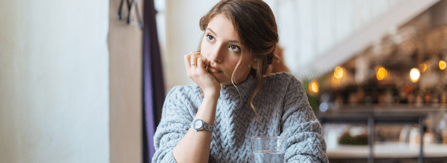 Quoi faire quand on est seul à la Saint-Valentin - Femme qui attend un appel ou un courriel - Blogue | Clinique de Psychologie Québec