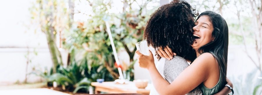 Quoi faire quand on est seul à la Saint-Valentin - Meilleures amies qui se font une accolade - Blogue | Clinique de Psychologie Québec