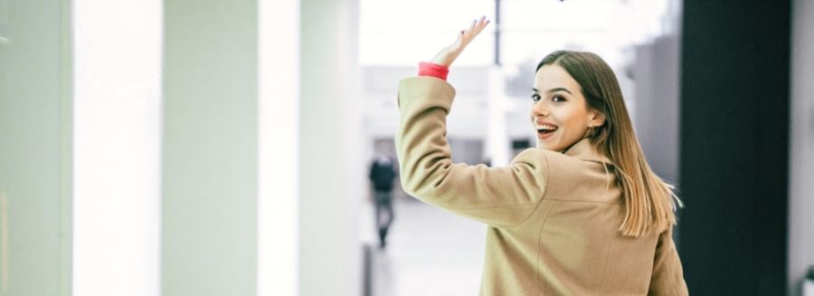 Quoi faire quand on est seul à la Saint-Valentin - Femme qui quitte une relation avec soulagement - Blogue | Clinique de Psychologie Québec