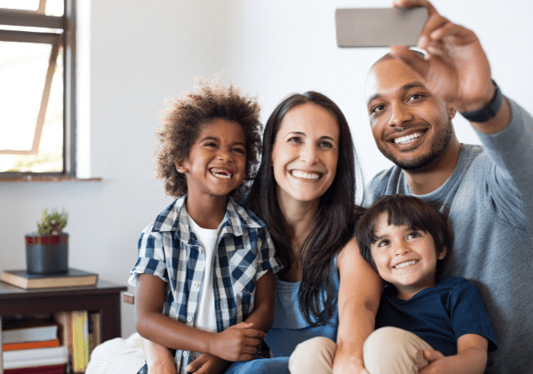 Famille recomposée qui prend un selfie - Conseils de psy pour survivre en famille recomposée - Blogue | Clinique de Psychologie Québec