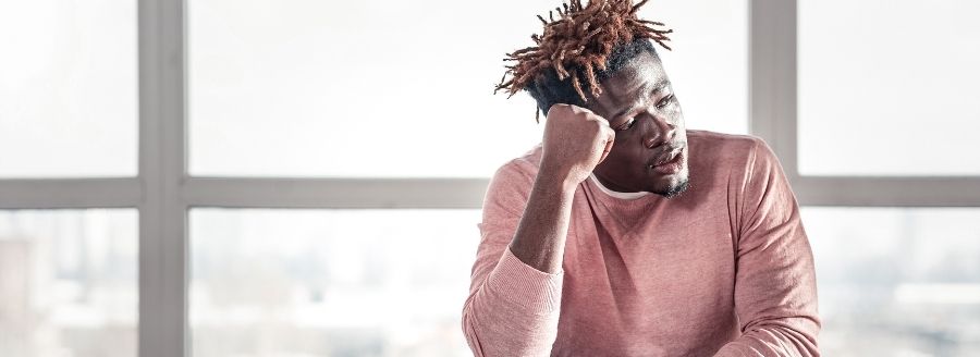 Homme désemparé - La violence psychologique, comment l'identifier et la combattre - Blogue | Clinique de Psychologie Québec