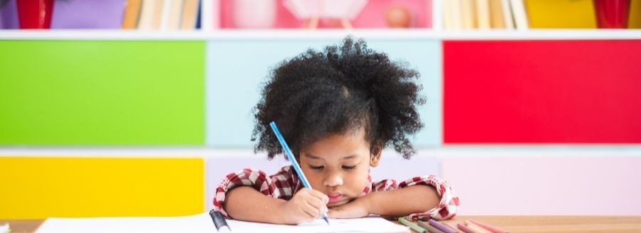 Fillette qui écrit dans un cahier - La douance, qu'est-ce que c'est? - Blogue | Clinique de Psychologie Québec