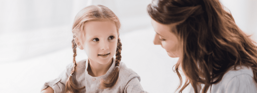 Fillette souriante avec sa mère - Le deuil durant l'enfance - Blogue | Clinique de Psychologie Québec