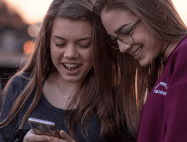 L'Impact d'Internet et des médias sociaux dans le développement de la sexualité des adolescents - Blogue | Clinique de Psychologie Québec