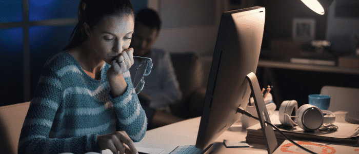 jeune femme travaillant à l'ordinateur tard dans la nuit