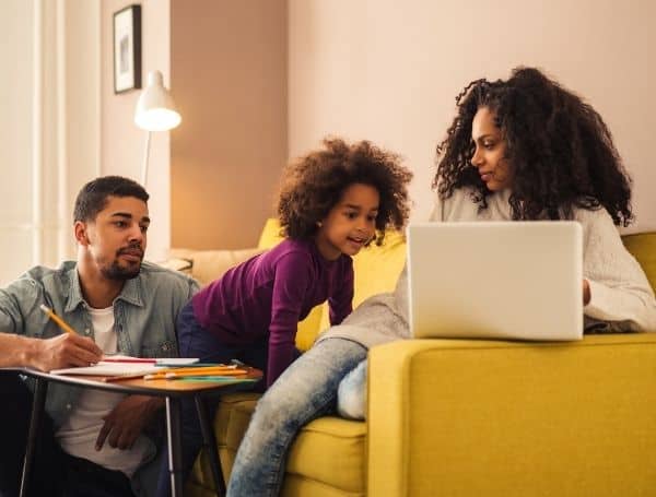 Télétravail et santé psychologique : les défis de la conciliation travail-famille-vie personnelle - Blogue | Clinique de Psychologie Québec