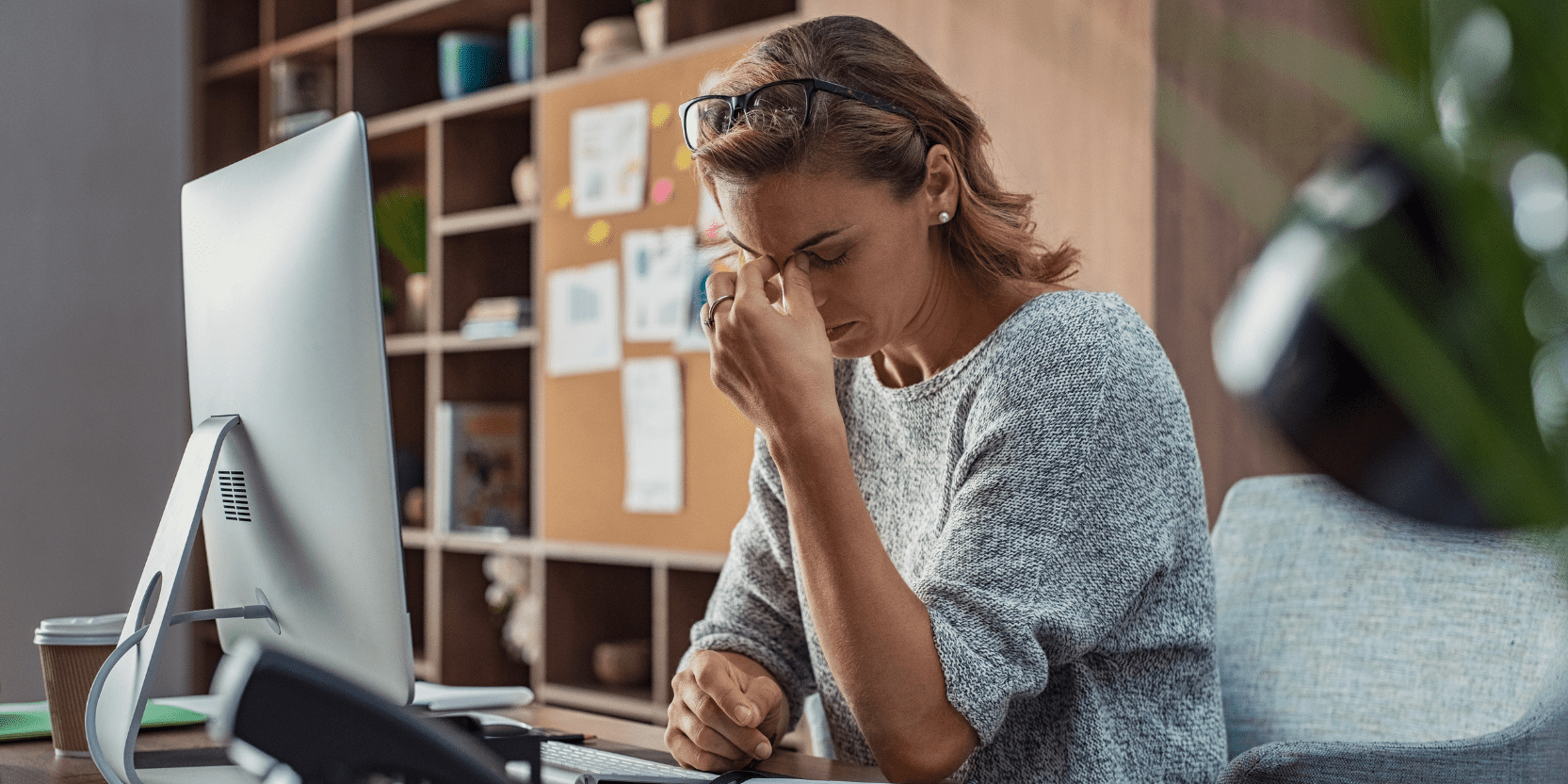 femme au travail au bord du burnout, de l'épuisement professionnel - Comment reconnaître les signes d'épuisement professionnel (burnout) - Blogue | Clinique de Psychologie Québec