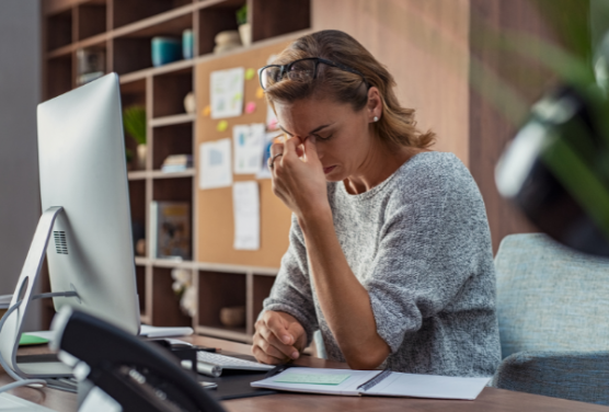 femme au travail au bord du burnout, de l'épuisement professionnel - Comment reconnaître les signes d'épuisement professionnel (burnout) - Blogue | Clinique de Psychologie Québec
