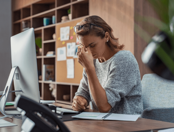femme au travail au bord du burnout, de l'épuisement professionnel - Comment reconnaître les signes d'épuisement professionnel (burnout) - Blogue | Clinique de Psychologie Québec