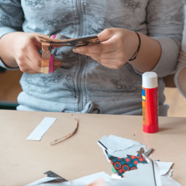 Inscrivez-vous à notre atelier de SoulCollage! femme qui coupe avec des ciseaux dans un atelier de SoulCollage