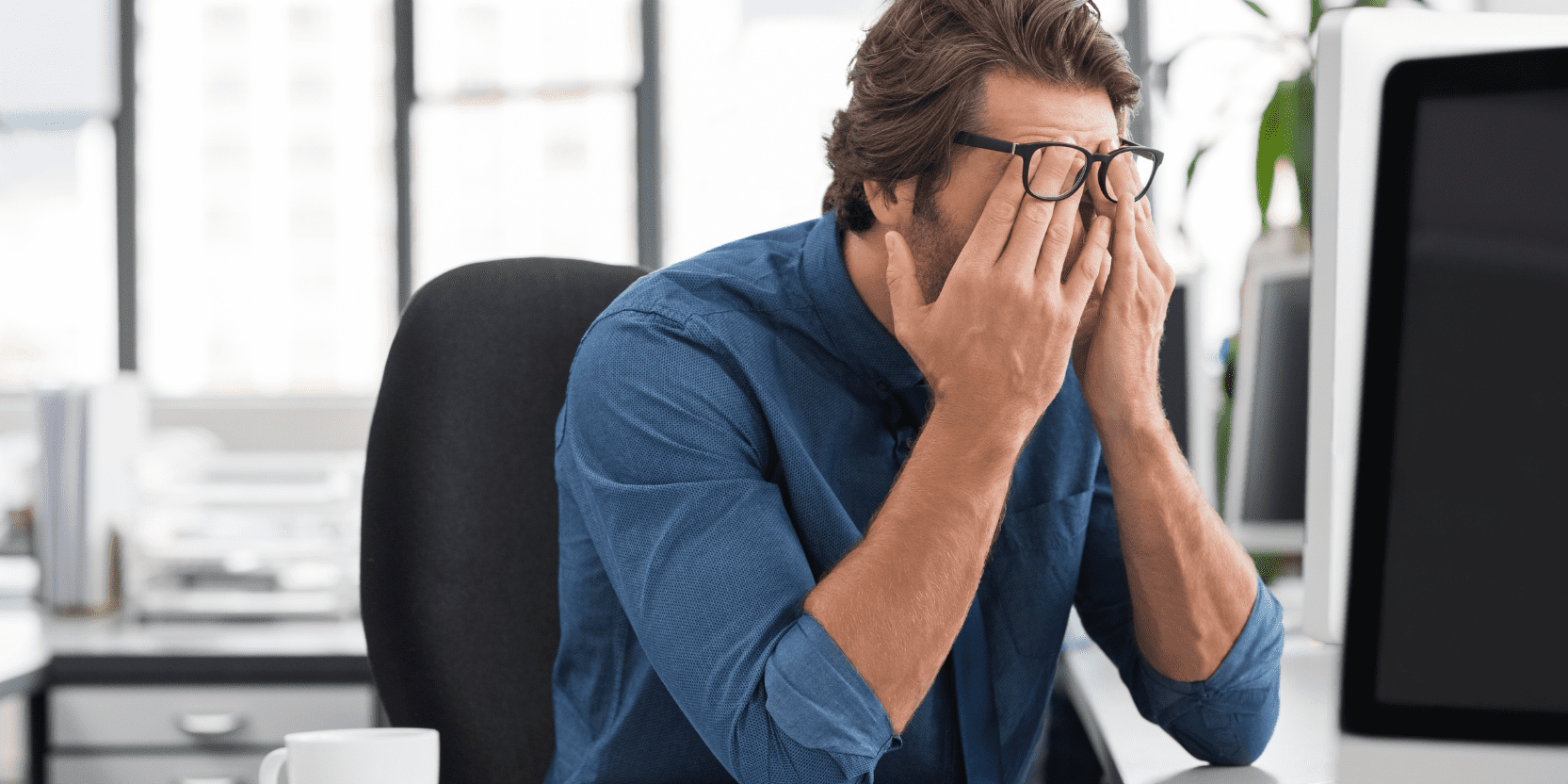 Homme stressé au travail - Anxiété, stress et angoisse, comment les distinguer - Blogue | Clinique de Psychologie Québec