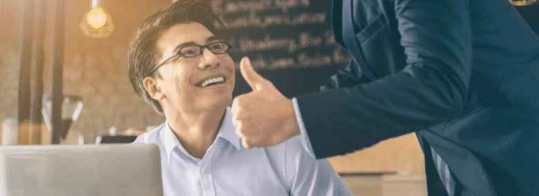 Homme recevant les encouragement de son patron au travail - Comment reconnaître les signes d'épuisement professionnel (burnout) - Blogue | Clinique de Psychologie Québec