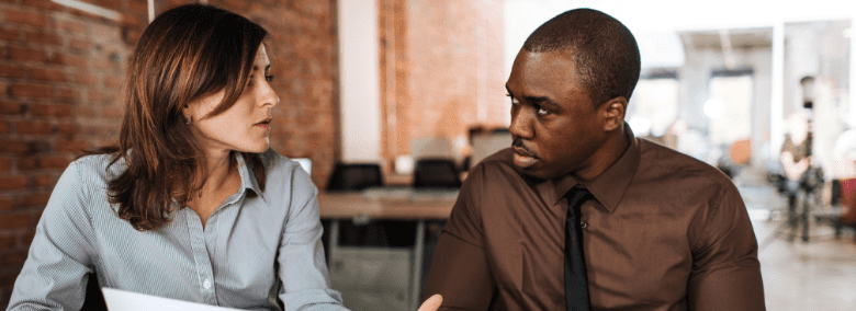 Homme recevant les critiques d'un supérieur au travail - Comment reconnaître les signes d'épuisement professionnel (burnout) - Blogue | Clinique de Psychologie Québec