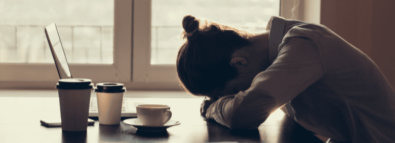 Femme découragée, au bord du burnout, de l'épuisement professionnel - Comment reconnaître les signes d'épuisement professionnel (burnout) - Blogue | Clinique de Psychologie Québec