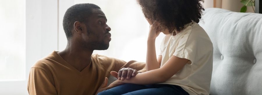 Enfant réconforté par son père - Le deuil durant l'enfance - Blogue | Clinique de Psychologie Québec