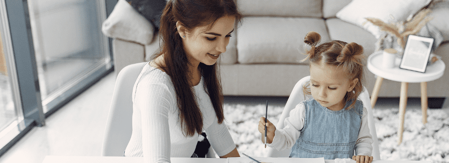Femme assise avec une bambine qui fait du dessin - L’arrivée d’un enfant et les difficultés pour le couple! - Blogue | Clinique de Psychologie Québec
