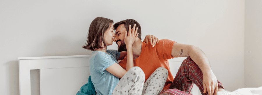 Couple qui vit un moment de tendresse - L’arrivée d’un enfant et les difficultés pour le couple! - Blogue | Clinique de Psychologie Québec