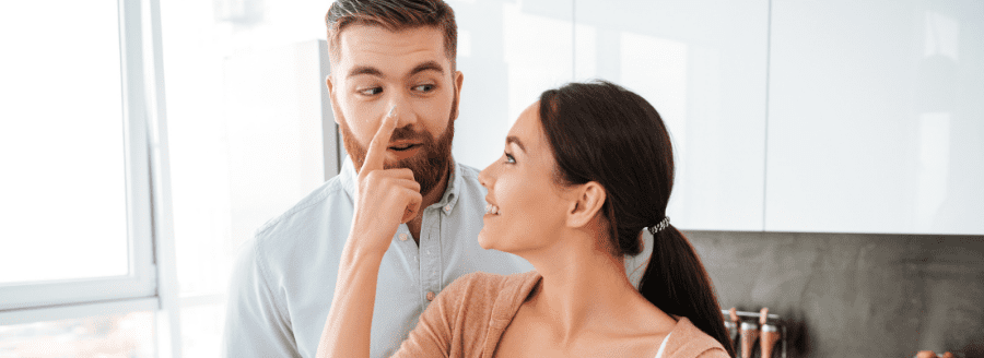 Couple qui se taquine - Comment faire le bon choix en amour - Blogue | Clinique de Psychologie Québec