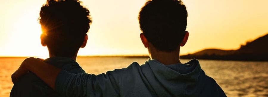 Jeunes adolescents bras dessus, bras dessous - L'impact d'Internet et des médias sociaux dans le développement de la sexualité chez les adolescents - Blogue | Clinique de Psychologie Québec