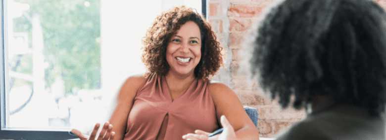 Femme qui rencontre une thérapeute pour son burnout - Comment reconnaître les signes d'épuisement professionnel (burnout) - Blogue | Clinique de Psychologie Québec