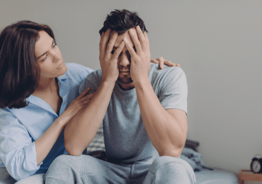Homme atteint d'épuisement professionnel (burnout) soutenu par sa conjointe - Comment reconnaître les signes d'épuisement professionnel (burnout) - Blogue | Clinique de Psychologie Québec