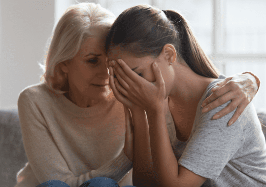 Jeune fille vivant un épuisement professionnel, un burnout, soutenue par sa mère - Comment reconnaître les signes d'épuisement professionnel (burnout) - Blogue | Clinique de Psychologie Québec