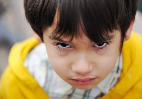 Enfant au regard fâché, douloureux - Le deuil durant l'enfance - Blogue | Clinique de Psychologie Québec
