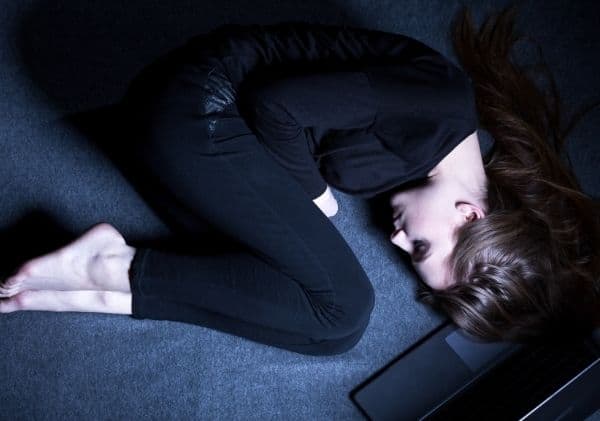 Jeune fille victime de cyberintimidation - L'impact d'Internet et des médias sociaux dans le développement de la sexualité chez les adolescents - Blogue | Clinique de Psychologie Québec